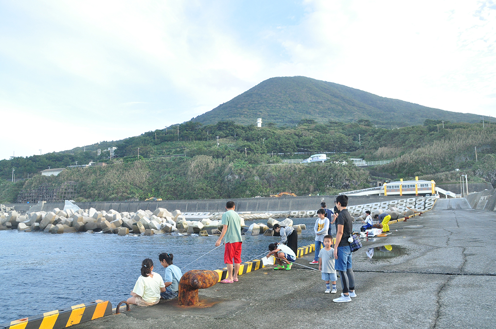 東京都利島の児童と交流！・釣り体験